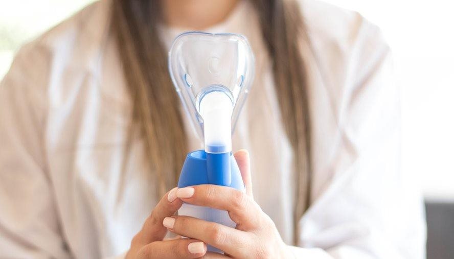 Lady holding a breathing mask