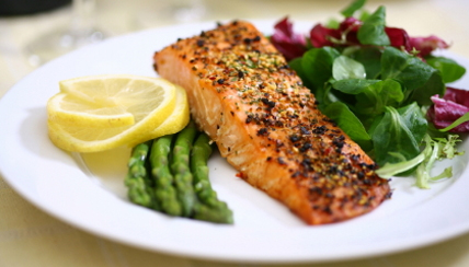 Salmon and asparagus with lemon